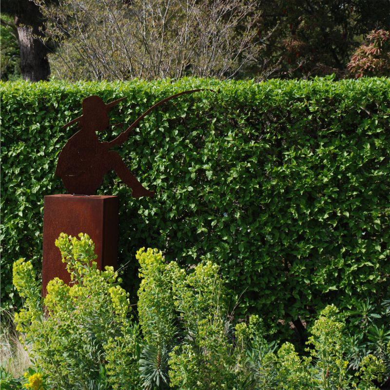 Barockgarten am Schloss Drottningholm in Schweden, umgeben von vierreihigen Kaiser-Linden, die von Lorenz von Ehren gezogen und 2008 geliefert wurden. Heute prägen sie majestätisch die Landschaft.